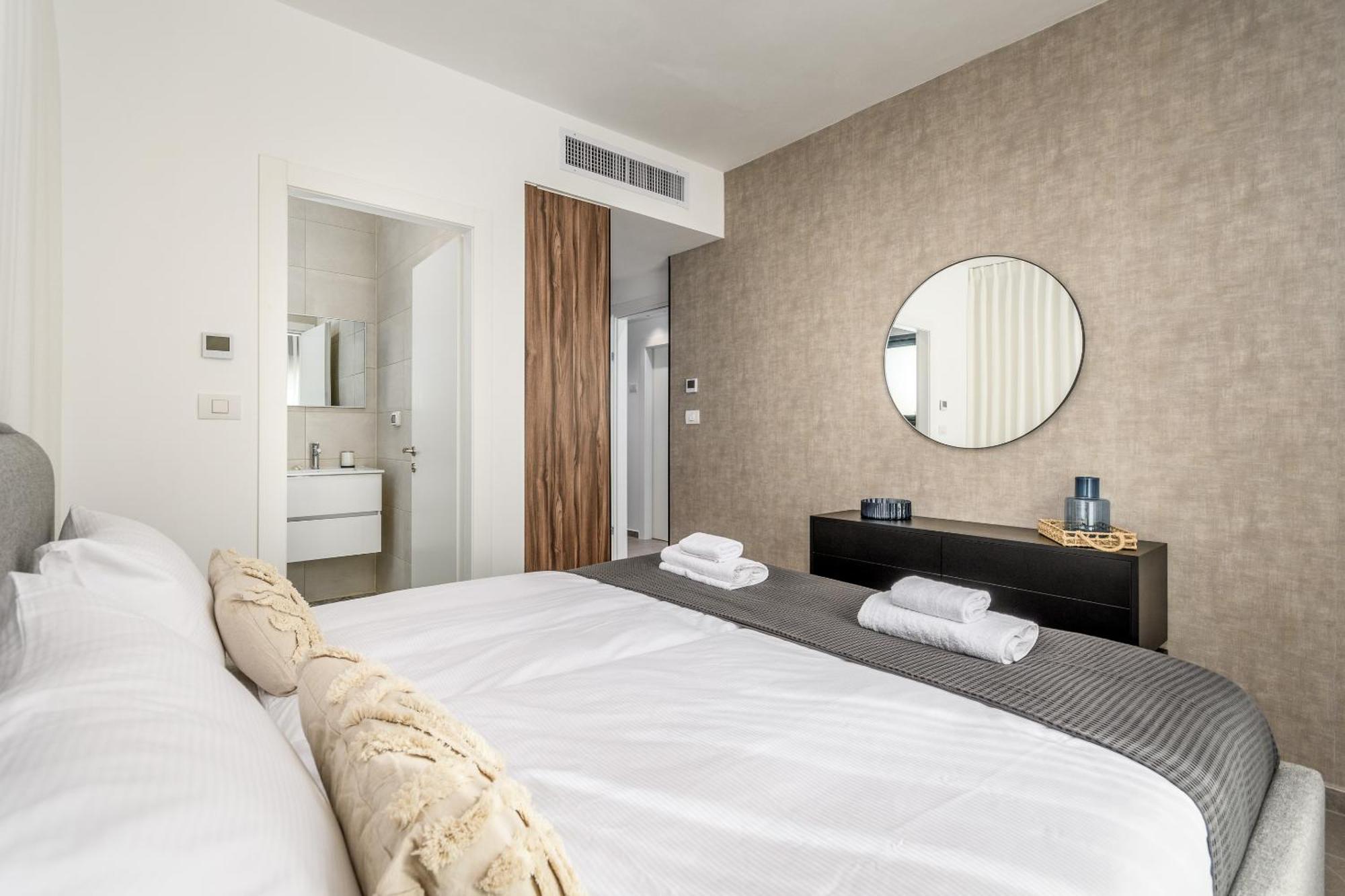 Luxurious Huge 2bdr&2bth W Parking- Mahne Yehuda Sea-u Apartment *